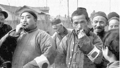 为了当汉奸，他把自己女儿送日本人玩耍，还活