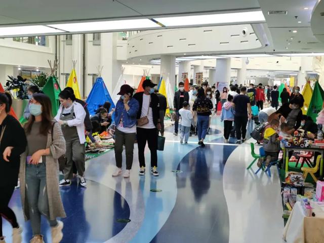 商场“接招”地摊经济，不但hold住而且还火了？