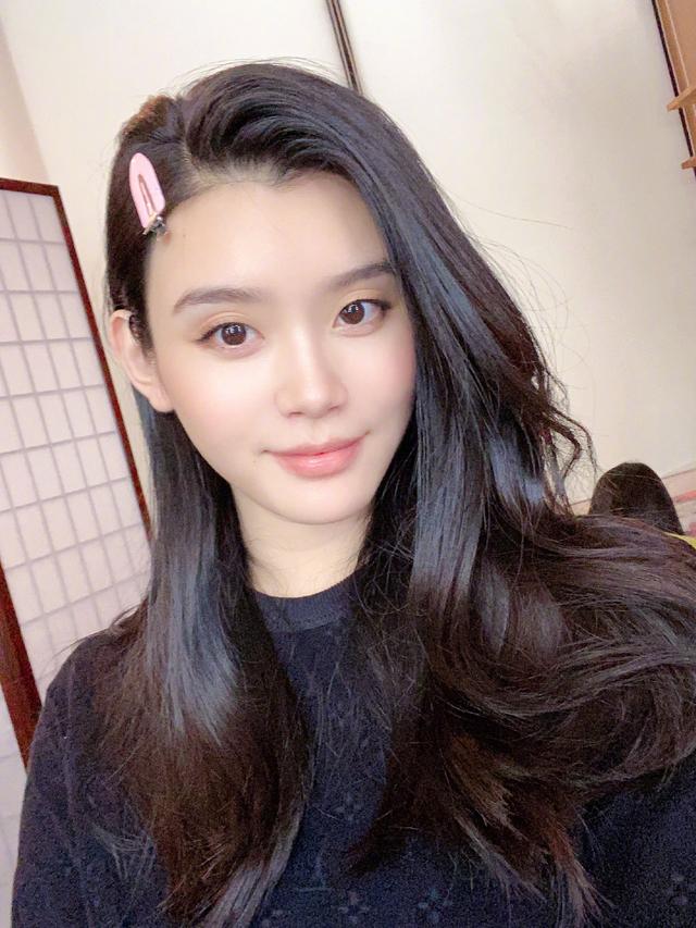 自己赚生活费？奚梦瑶产后正式复工，不摆阔太架子与老公忙捞金