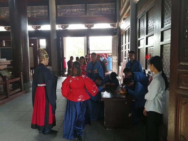 高三学子们纷纷到南宁孔庙，祭拜孔子，祈福金榜题名