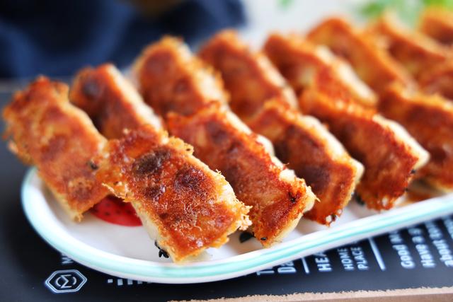 茄子别再红烧，试试新吃法，外焦里嫩超级解馋，2大锅瞬间吃光光