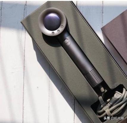 天猫曾砸3亿捧易烊千玺，阿里被指向流量低头，