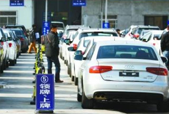 车主提新车摇号，看到这20个车牌脸色变了：我咋不去买彩票？