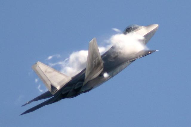 美军承认！F22相比歼20存一致命弱点，超视距空战将被压制