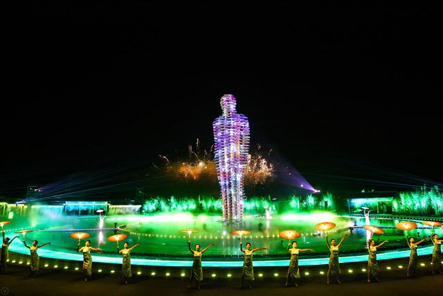 灵山拈花湾微笑广场首秀大图，高18米雕塑将成无锡新旅游地标