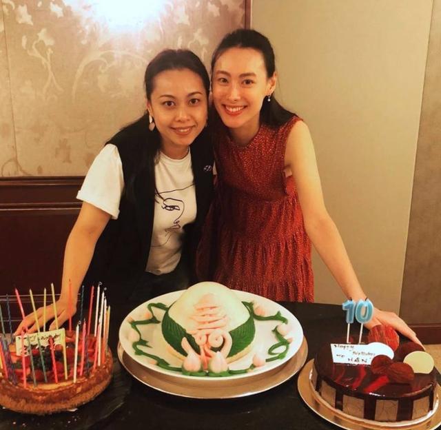 梁洛施32岁生日变美了，仨儿子做蛋糕为她庆祝，