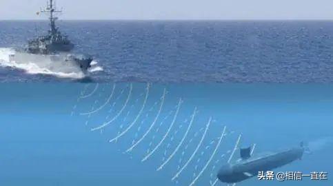 潜艇关闭发动机，静卧在航母下方的海底上，能