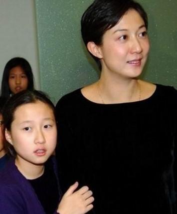 娱乐圈里为什么成龙会不承认与吴绮莉的私生女为亲女儿呢？