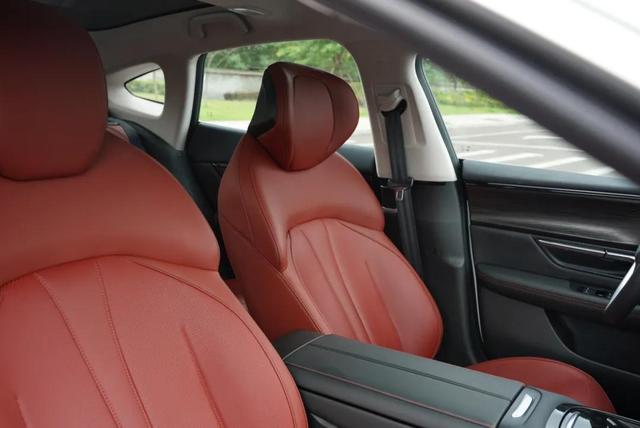 特斯拉慘遭小鵬P7降維打擊，22.99萬起要什么自行車