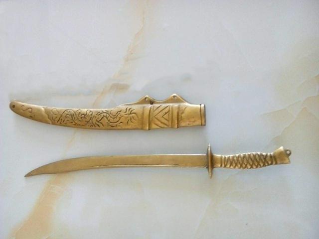 “专家”强行让老农上交祖传宝刀，表扬奖励10元，自己转手拿去卖