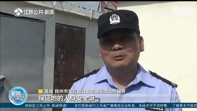 少女冲动欲跳楼，辅警屋顶“抱摔”救人，胳膊却被咬了一口