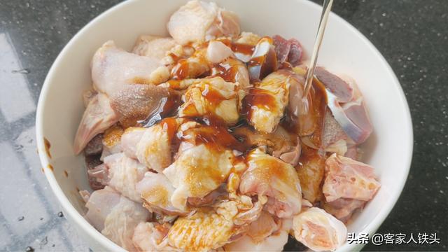 客家人吃鸡很有一套，不煎不炸加1斤花甲，出锅3斤鸡肉带汁吃光光