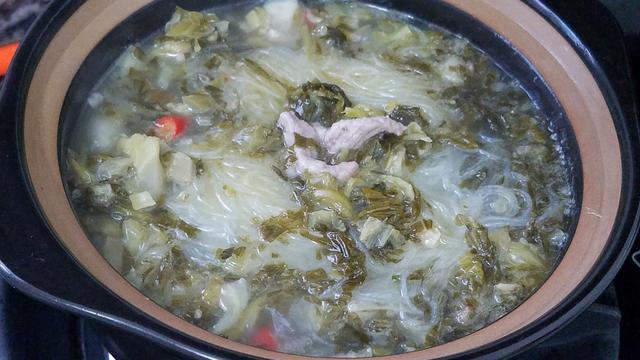 又香又好吃的酸菜肉丝粉，做法跟材料很简单，想吃就做