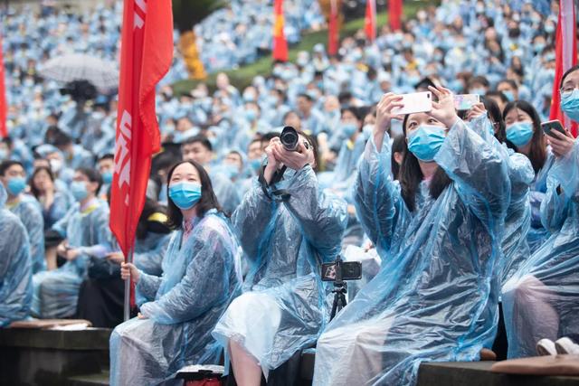 “复兴民族兮，誓作前锋”重庆大学的毕业典礼太感人……