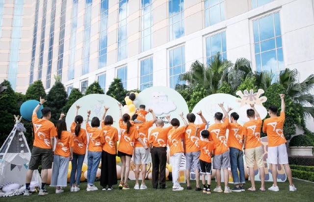 安以轩挺孕肚为1岁儿子庆生，一家三口穿亲子装，室外派对好梦幻