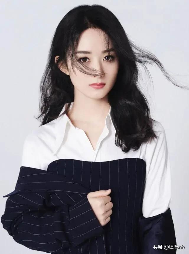 赵丽颖黑长直头发录《中餐厅》，身材瘦力气大，提大箱子爬楼梯