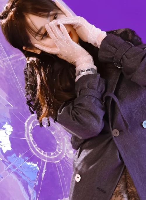 热巴为秀大长腿，坐着时忘记自己穿的是短裤，