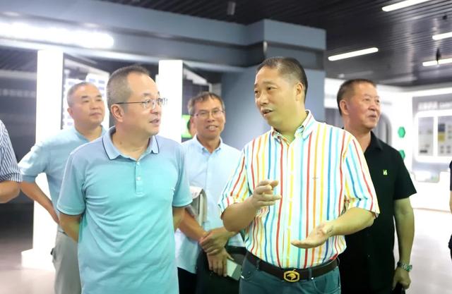 温州市经济师协会会长杨作军考察正泰