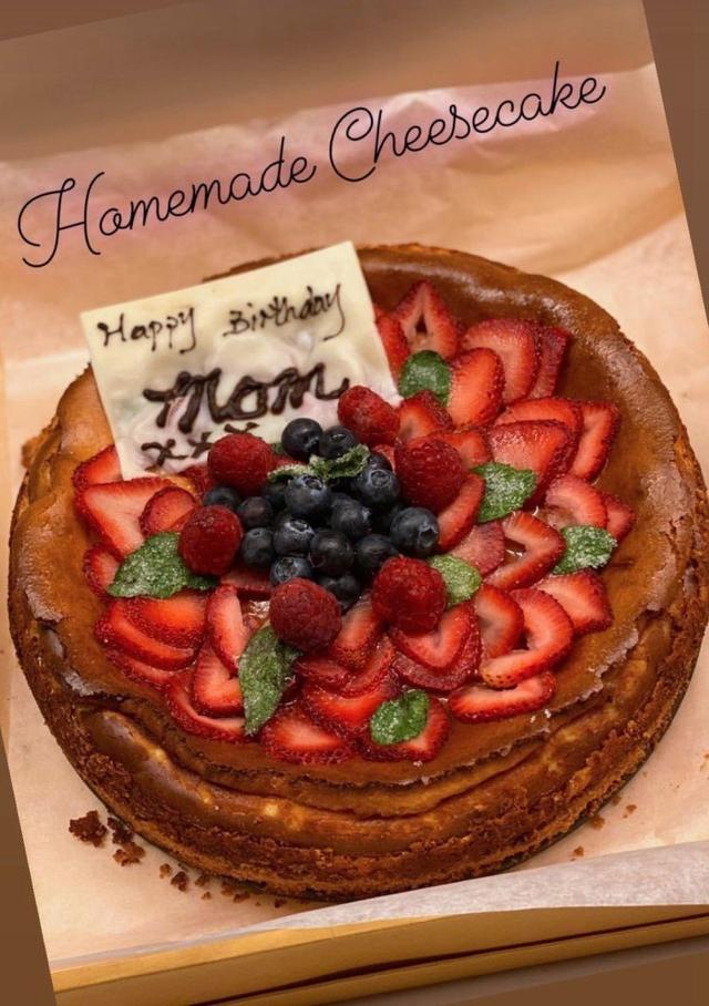 梁洛施32岁生日变美了，仨儿子做蛋糕为她庆祝，