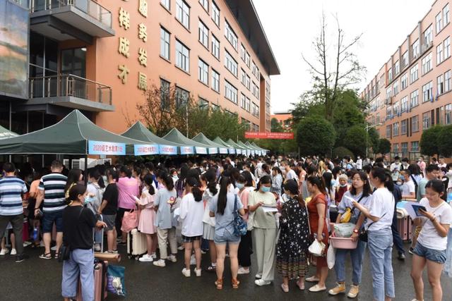 社会应取下有色眼镜，中职生已考上了985、211、还有清华大学