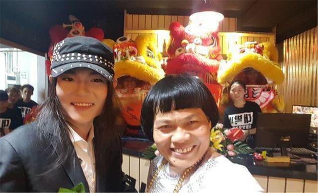 周星驰强捧的丑角，身价过亿被老婆一夜败光，儿子很帅不离不弃