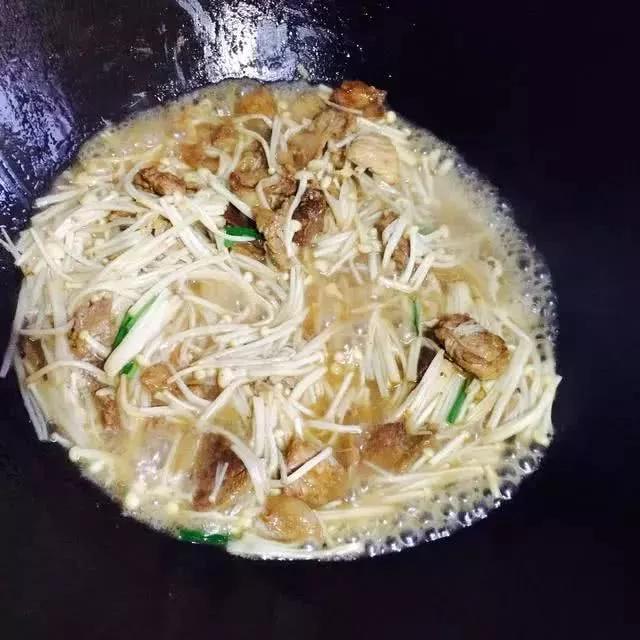 金针菇炒肉片，香滑爽口，美味又下饭