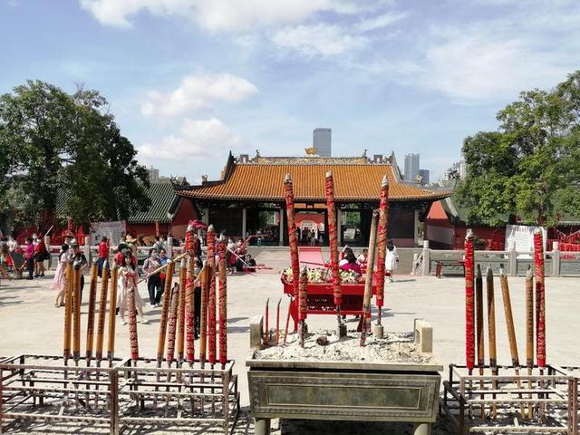 高三学子们纷纷到南宁孔庙，祭拜孔子，祈福金榜题名