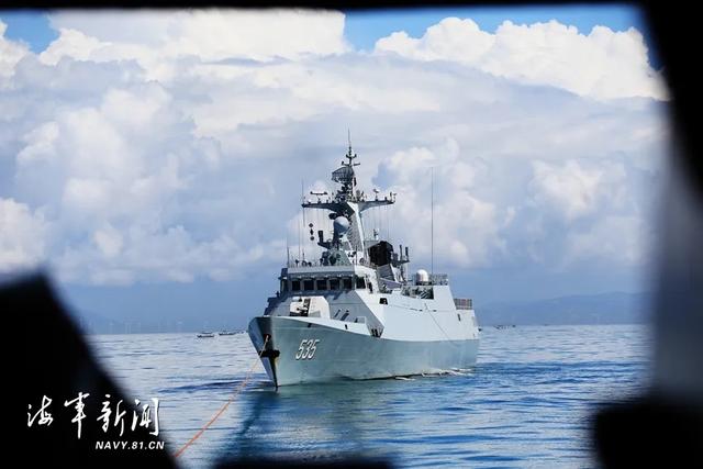 东海，舰艇编队破浪出击