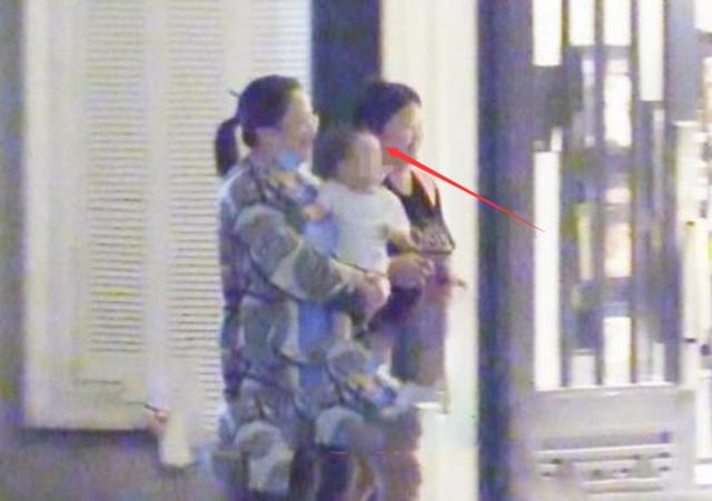 赵丽颖的腰太细了，丝毫没有生育的痕迹，小肚