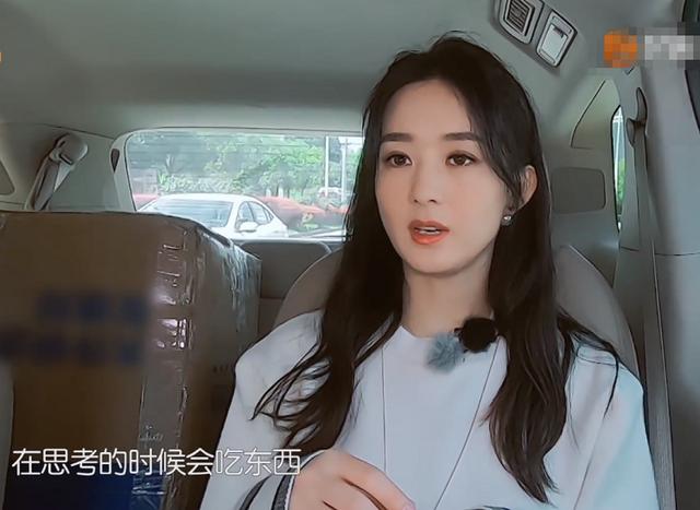 赵丽颖否认自己是吃货，直言思考才吃东西，但却被自己的举动出卖