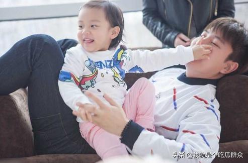 贾乃亮街边无人识，美女脱口喊出甜馨爸爸，难