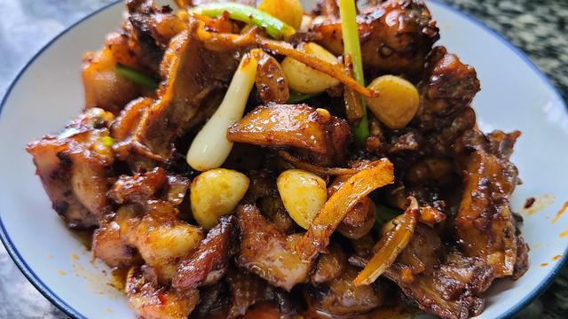 鸡肉这样做味道更香，教你一道蒜香鸡的做法，咸香美味又下饭
