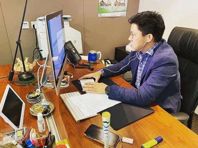 霍启刚过生日仅一个小蛋糕，陪郭晶晶逛日用店