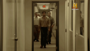 苹果被微软整到快破产，乔布斯一句话，盖茨马