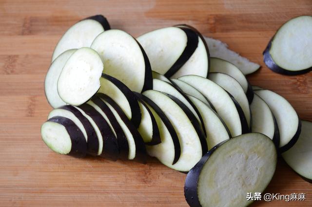 1个茄子，1小碗面粉，上锅一蒸，当饭又当菜，和