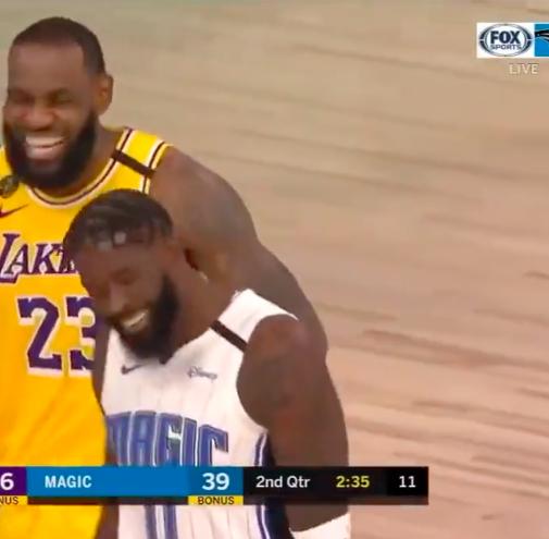 【影片】老活寶！詹姆斯救球滑出場外，板凳席全都起身想去拉，沒想到詹姆斯卻跑了…-黑特籃球-NBA新聞影音圖片分享社區