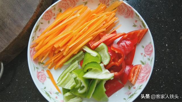 豆腐中打入2个鸡蛋，教你下饭新吃法，出锅比红烧肉还抢手，真香