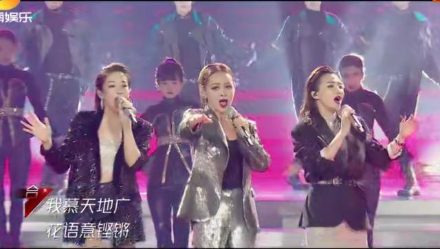 知名女歌手穿着随意路边看牌，正当红时退圈息影，自爆在家当农妇