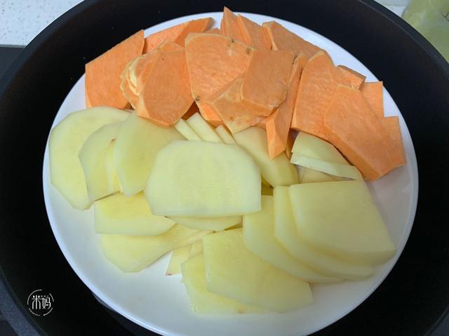 土豆别炒着吃，换种新花样，外酥里嫩咬一口满嘴酥，比吃炸鸡过瘾