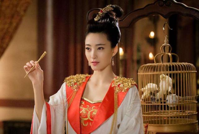 她被称为“素颜女神”，8年青春给了乔振宇，王