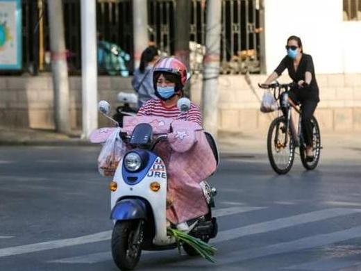 头盔市场出现炒口罩模式，客户花钱帮商家，会
