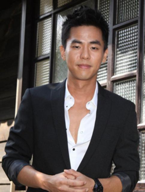 柯有伦官宣妻子怀孕，晒八月孕照合影，分享孕期趣事