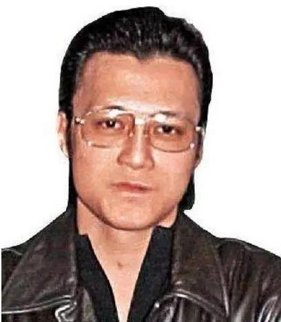 28年前的夏天，黄朗维怒甩梅艳芳耳光，谁知当晚就被“教训”