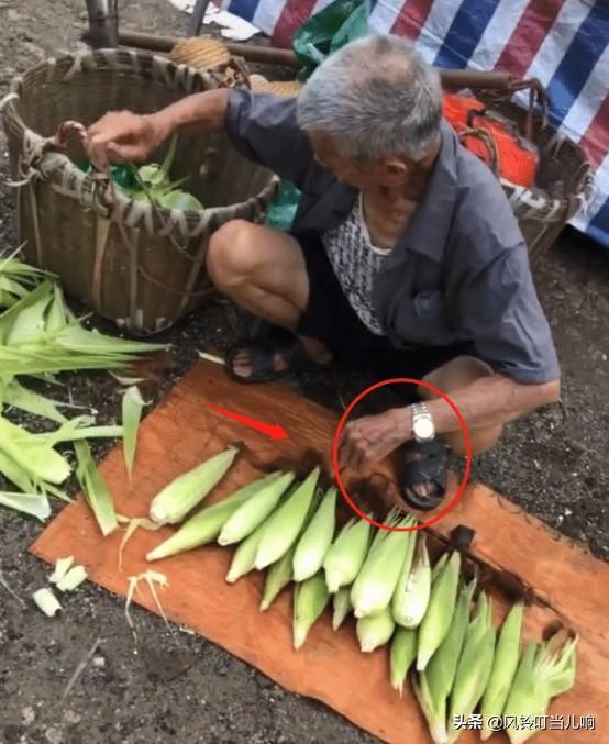 广东大爷一个人摆路边摊，手表太抢眼，网友：