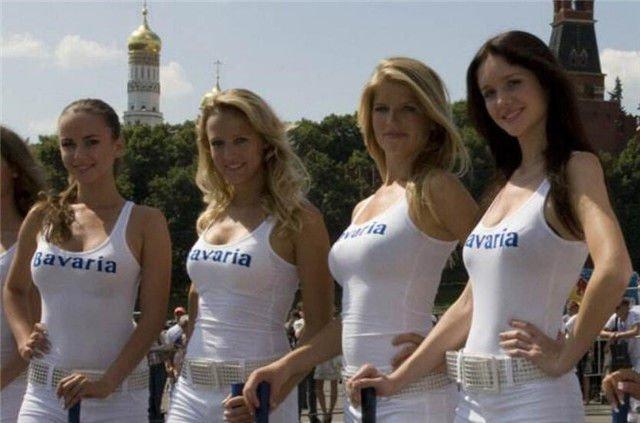 去俄罗斯旅游，跟3个美女合照收费20元，网友：好便宜啊