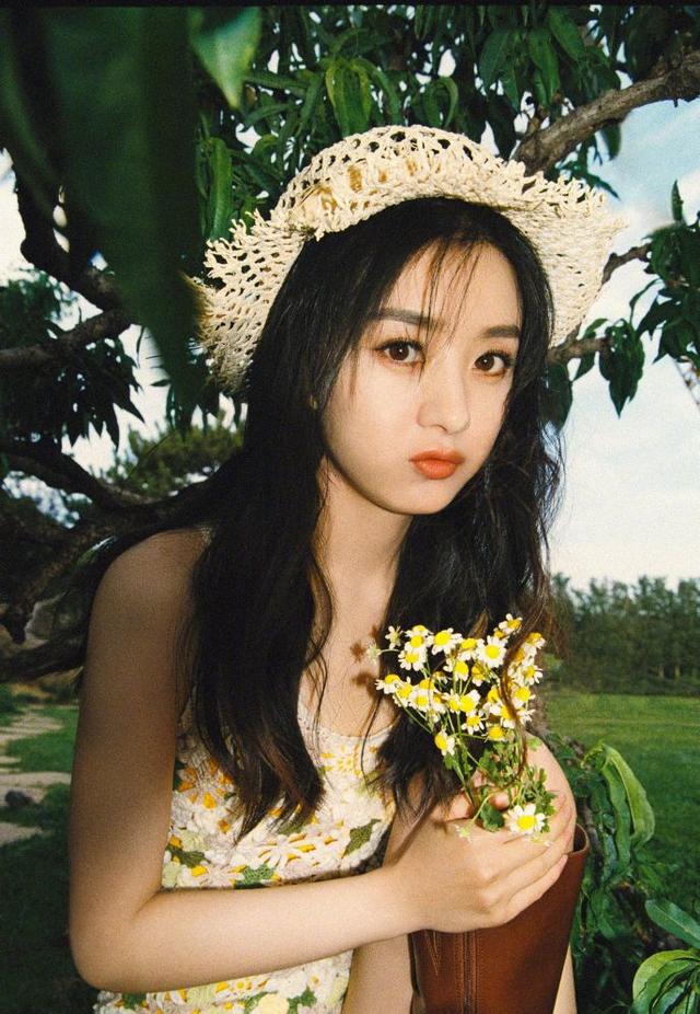 赵丽颖担任迪奥品牌大使，迷人花朵女装穿出夏