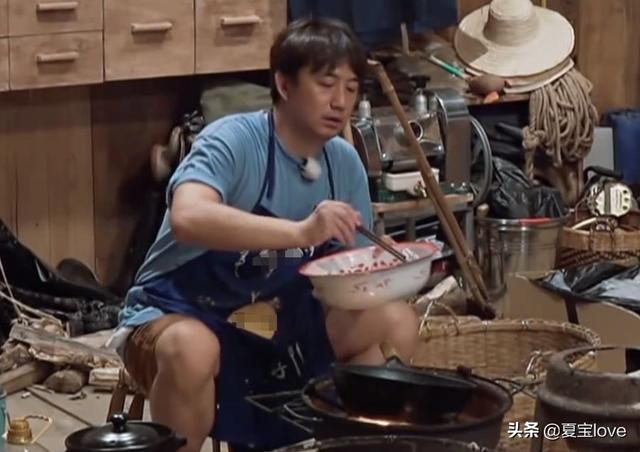 黄磊《向往4》做百香果水煮鱼，无滤镜下照片曝