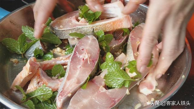 天热吃鱼别煎炸，切一切搅一搅，7分钟出锅，清香好吃又消食开胃