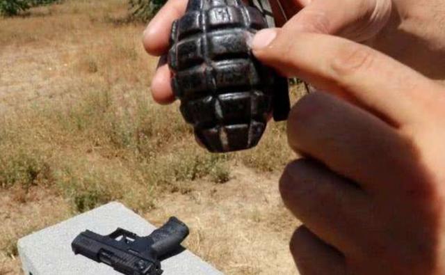 士兵在身上挂的手榴弹，被子弹击中后会爆炸吗？听听专家怎么说