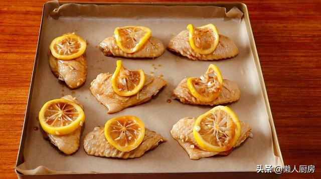 1个柠檬，一点鸡翅，这样做的鸡翅清香又清爽，外皮呈焦糖色